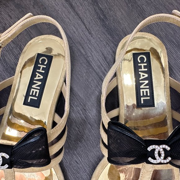 Chanel 24 Caramel Camel Brown Beige CC BLACK BOW LOGO Gold Sandals 40 - Picture 10 of 16